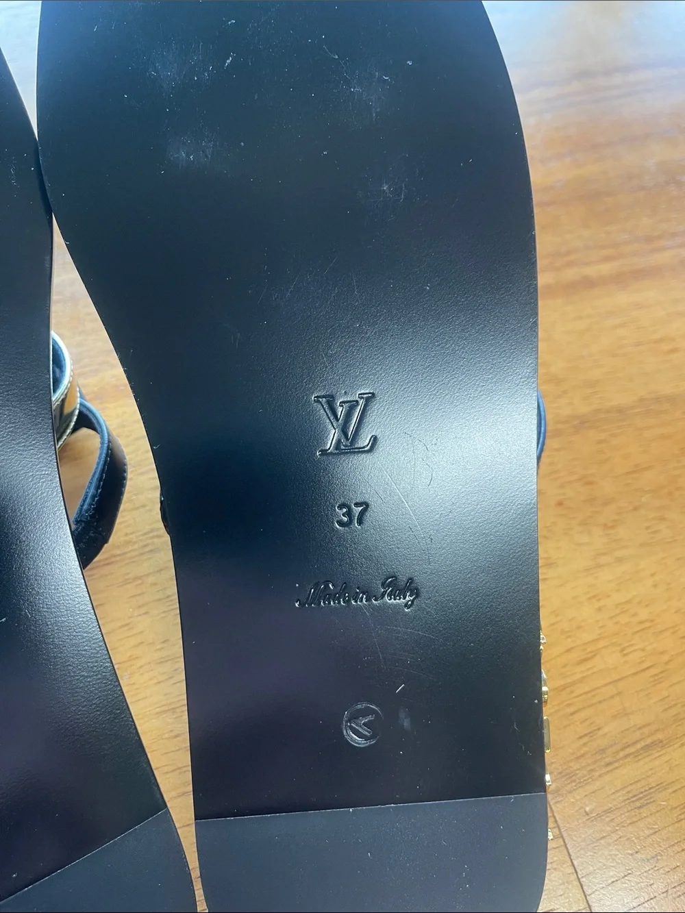 Louis Vuitton elegant louis